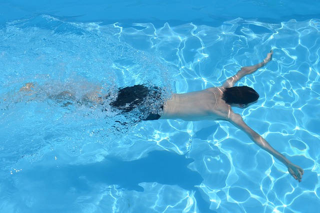 plavající kluk